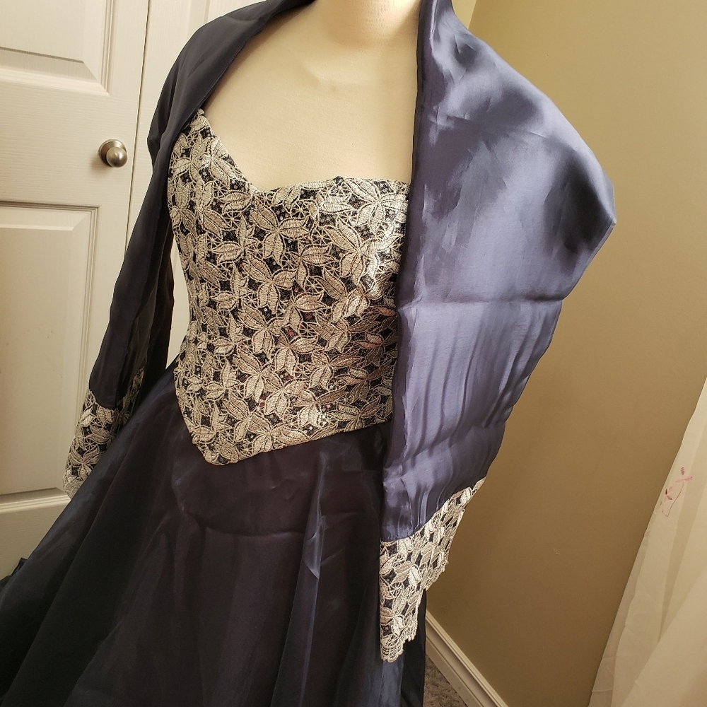 Gown - Picture 3 of 5